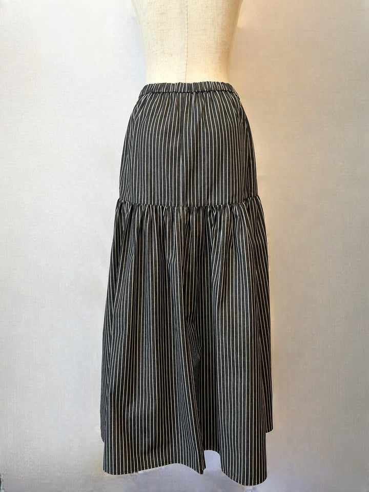 トルソーに着せたスカートのバックスタイル（背面）