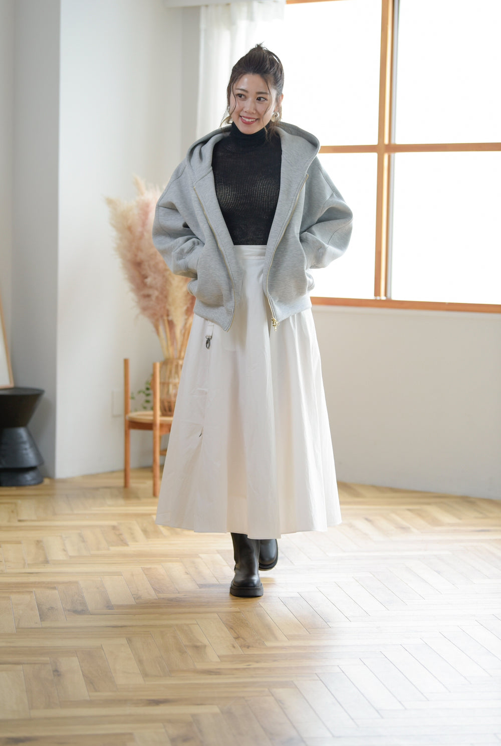 モデルが着用したマルチウェイスカート（正面・金具おろした状態）