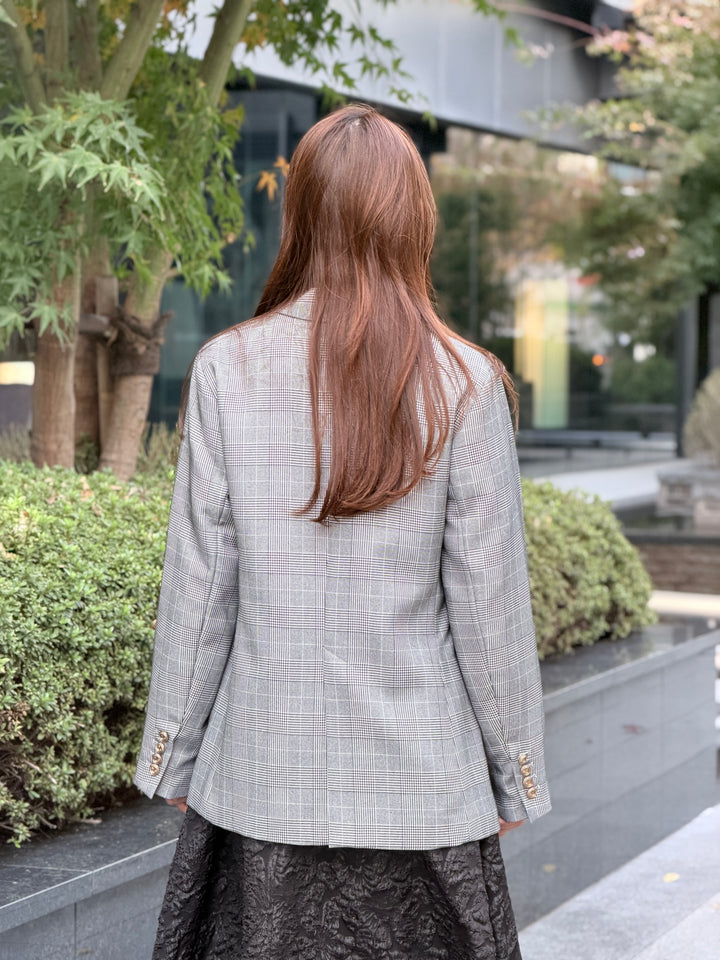 裏地カラーが映えるジャケット