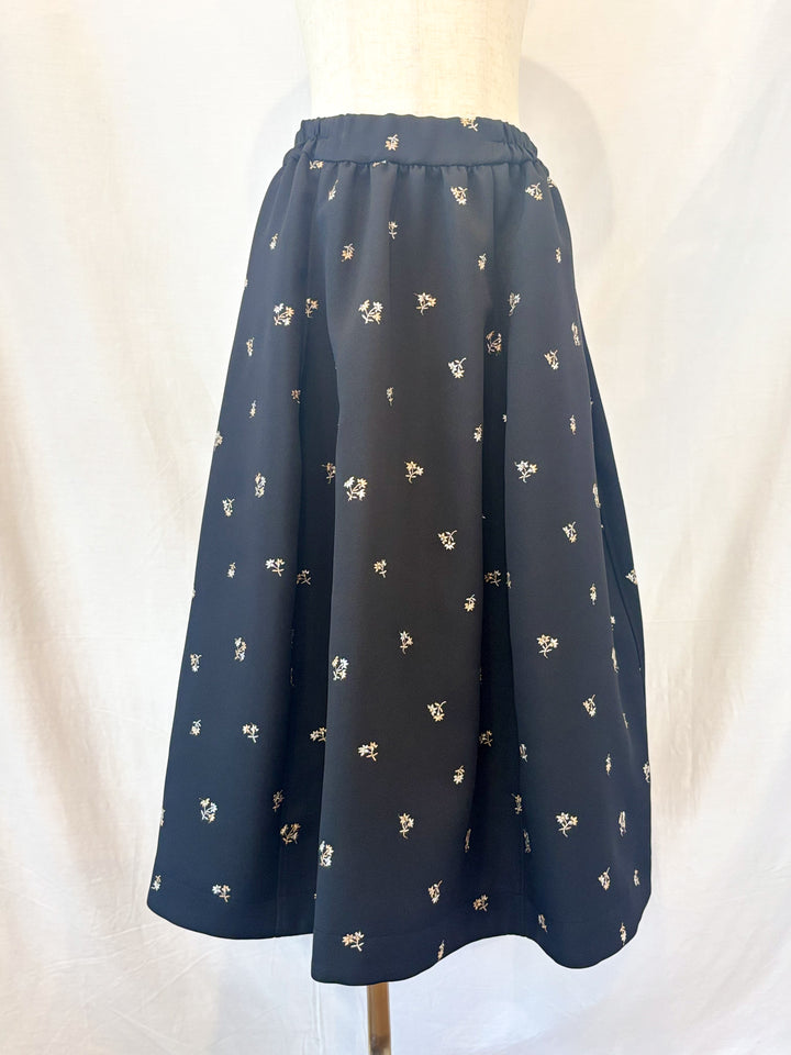 ラメ刺繍ブラックフラワースカート