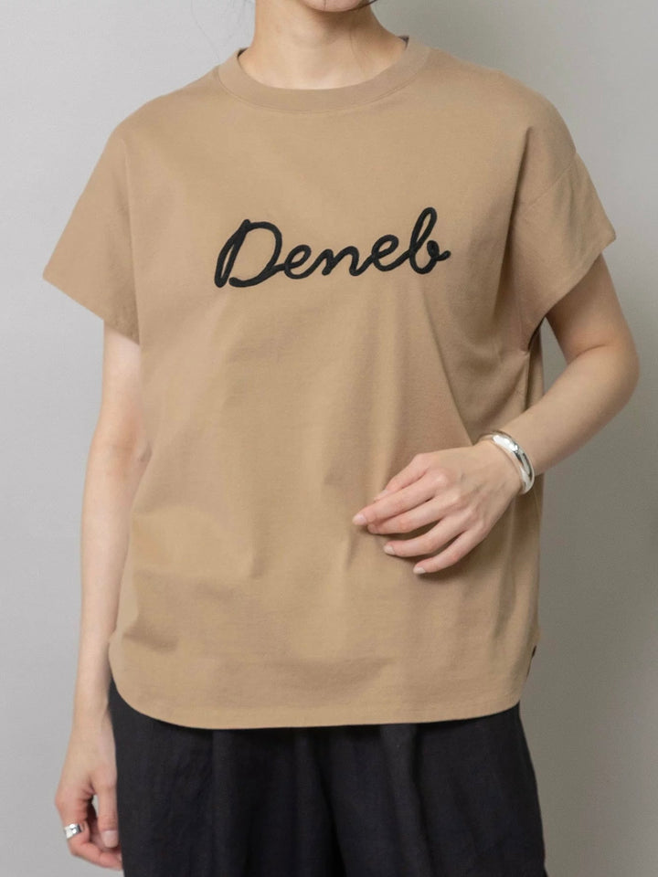 "Deneb"ロゴ刺繍Tシャツ