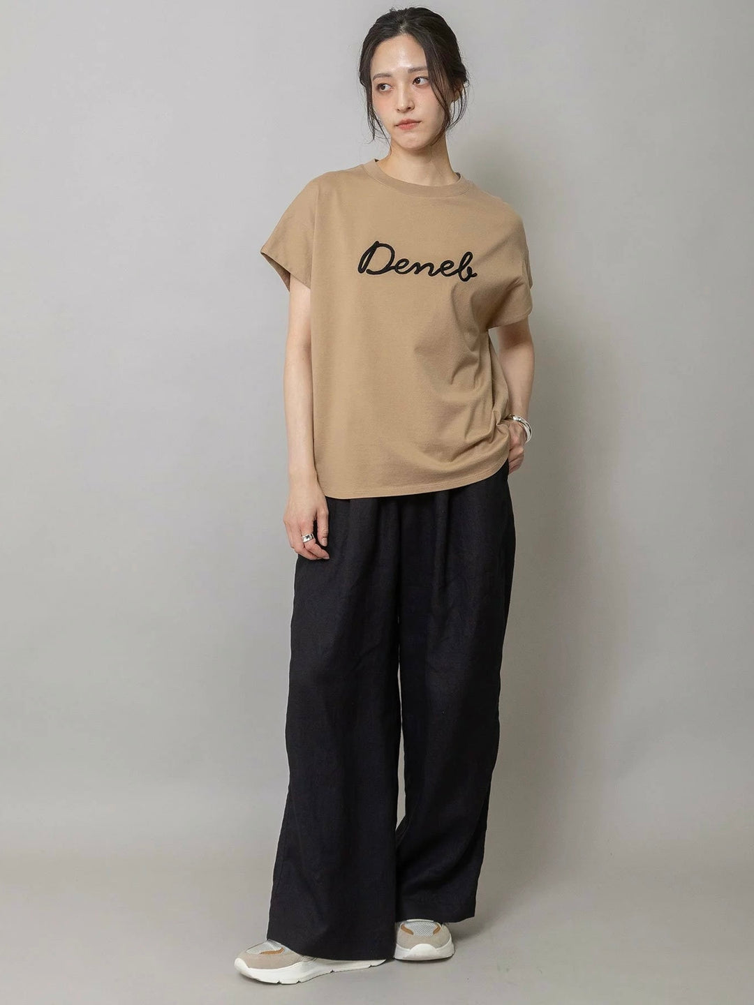 "Deneb"ロゴ刺繍Tシャツ