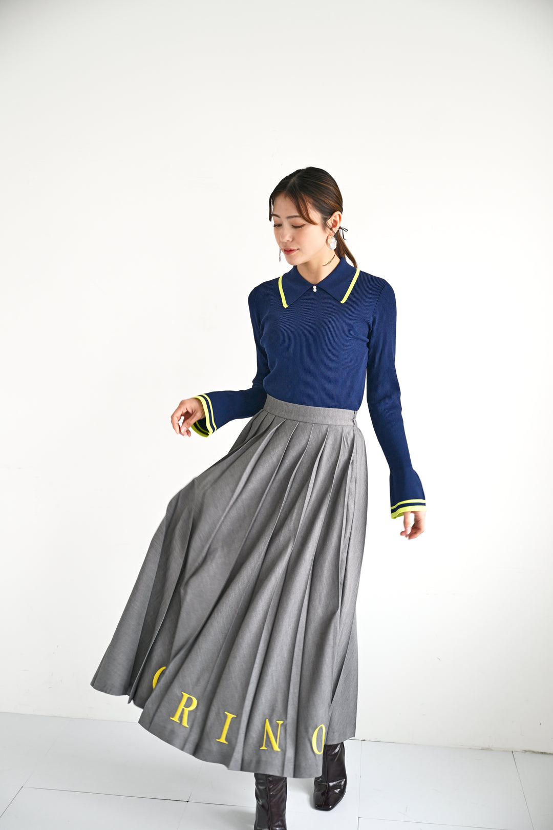 ライン配色が映えるリブニット