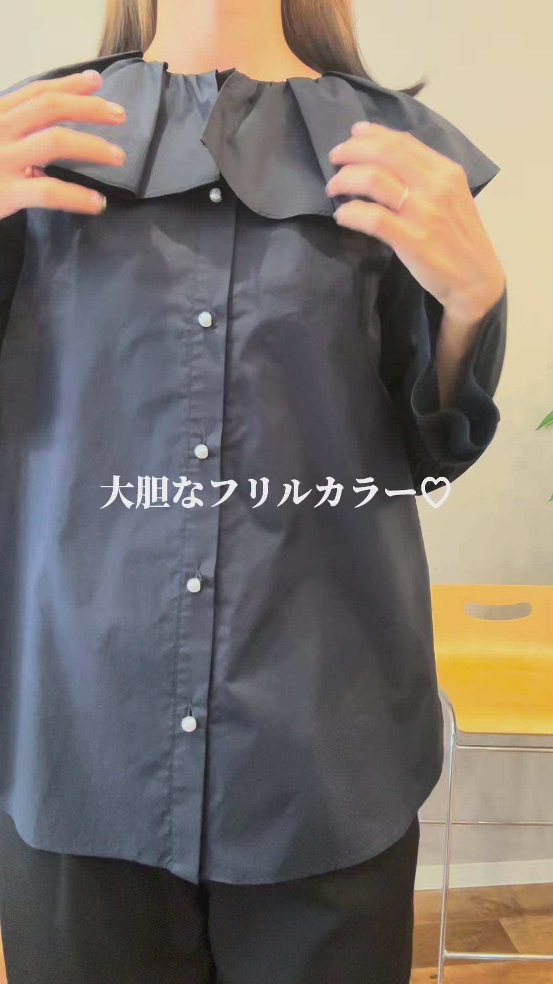 フリルカラーパールボタンコットンブラウス