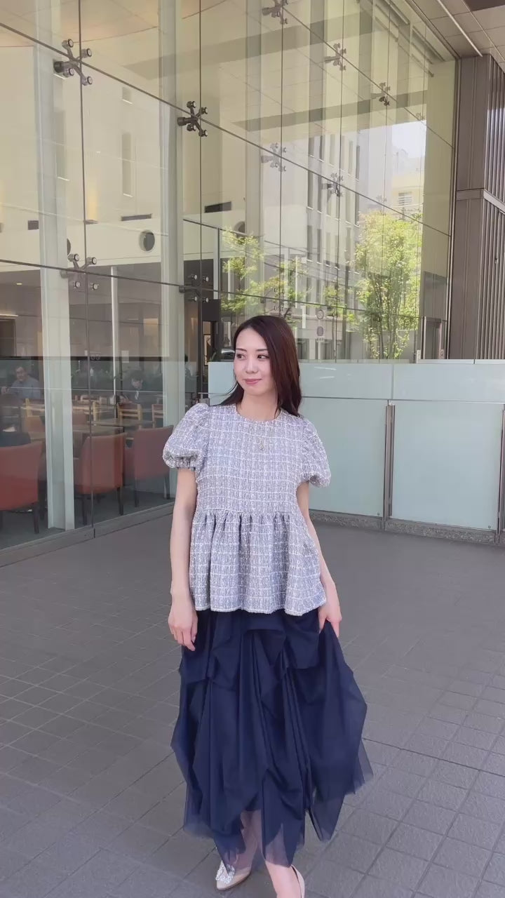 洗練されたシルエットを360度で見せるトップスの360度動画カット