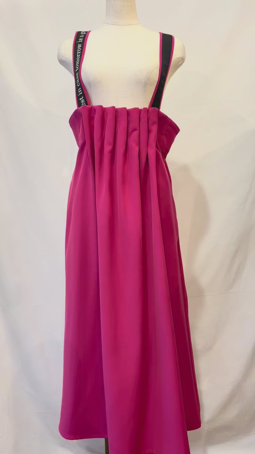 ロゴストラップジャンパースカート