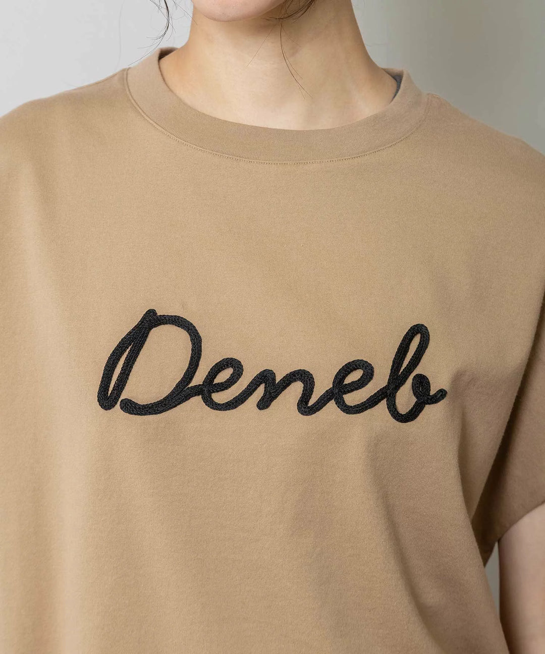 "Deneb"ロゴ刺繍Tシャツ