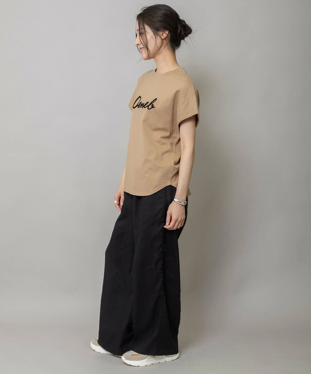 "Deneb"ロゴ刺繍Tシャツ