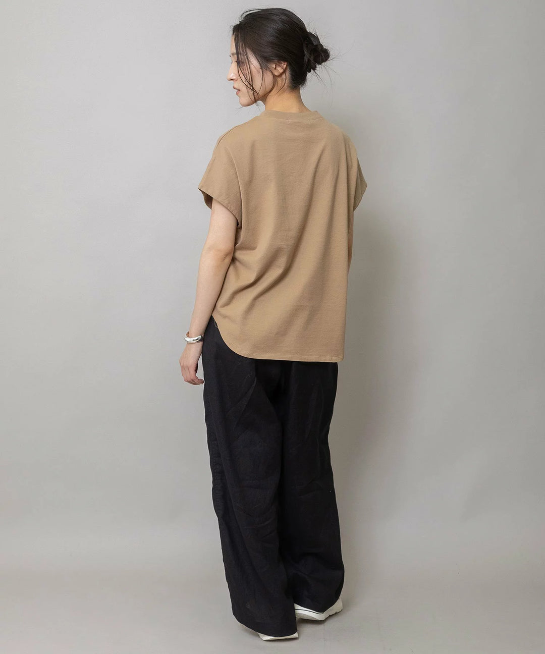 "Deneb"ロゴ刺繍Tシャツ