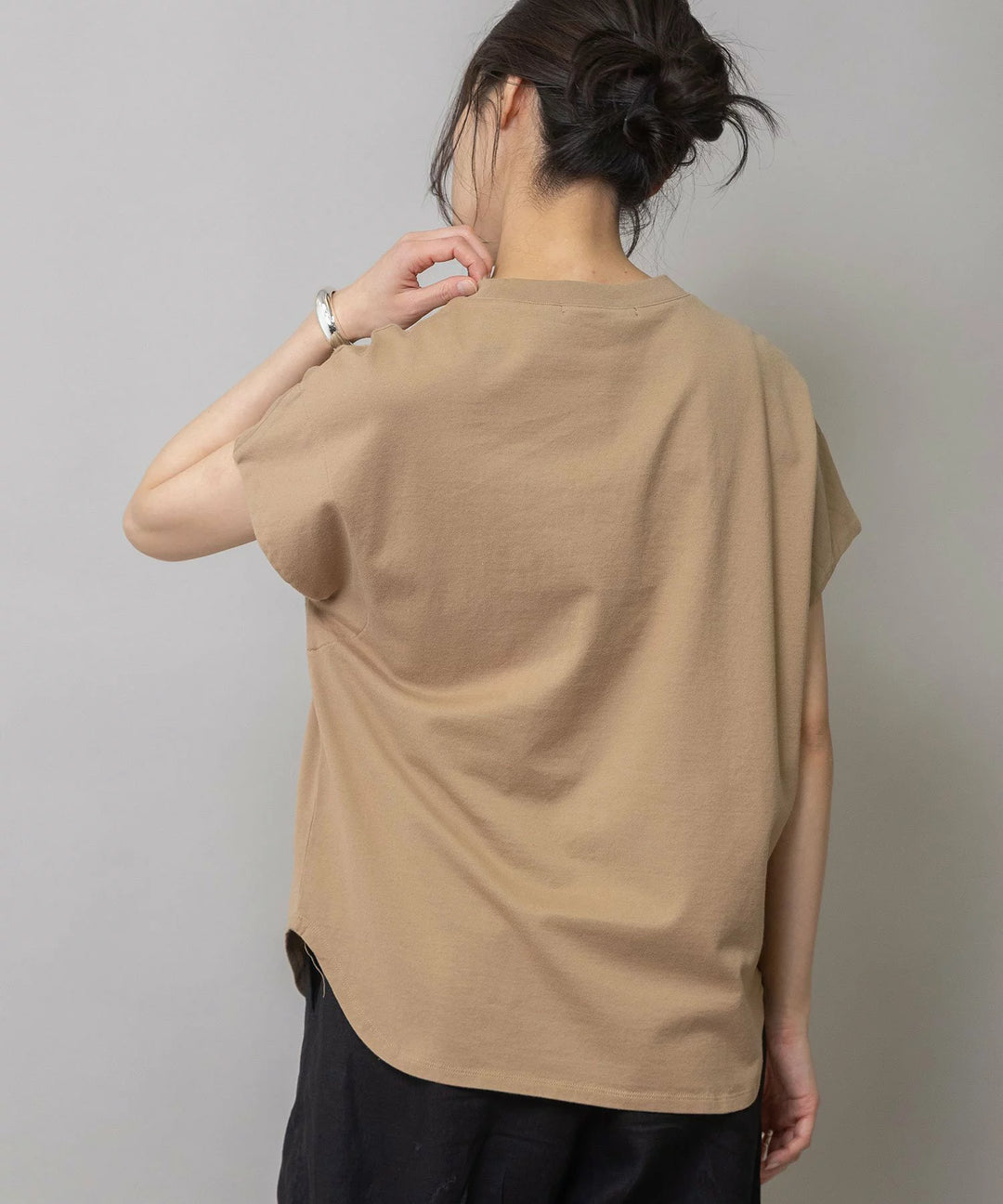 "Deneb"ロゴ刺繍Tシャツ